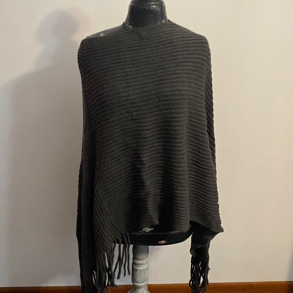 Max Edition Gray rib Knit shawl